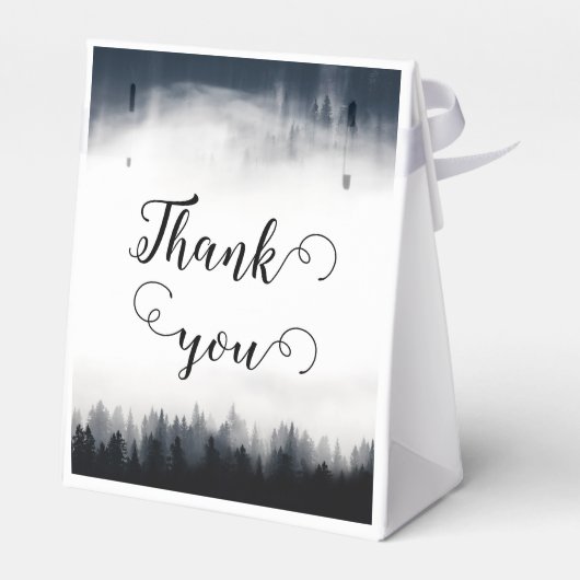 Minimal neblig Fichtenwald Naturhochzeit Geschenkschachtel (Rückseite)