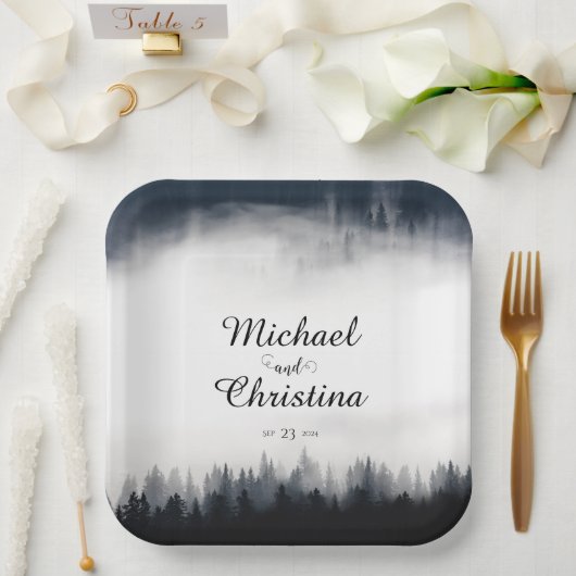 Minimal neblig Fichtenwald Naturhochzeit Pappteller (Hochzeit)