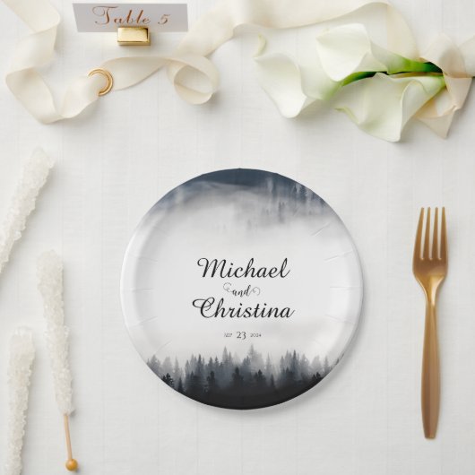 Minimal neblig Fichtenwald Naturhochzeit Pappteller (Hochzeit)