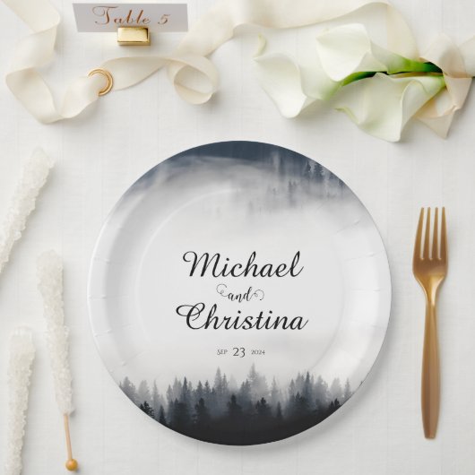 Minimal neblig Fichtenwald Naturhochzeit Pappteller (Hochzeit)