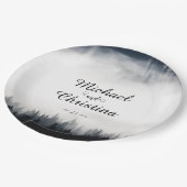 Minimal neblig Fichtenwald Naturhochzeit Pappteller (Schrägansicht)