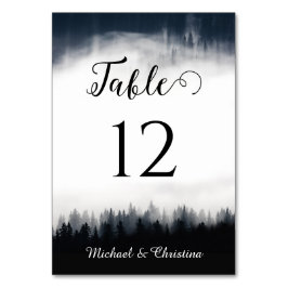 Minimal neblig Fichtenwald Naturhochzeit Tischnummer