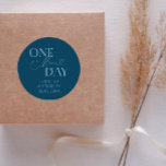 Minimal noch ein Tag Hochzeit Probe Aquamarin Runder Aufkleber<br><div class="desc">Minimalistisches Hochzeitsessen Probe Gunst-Aufkleber mit Typografie-Text,  der "noch einen Tag" sagt. Der Hintergrund ist aquamarin.</div>