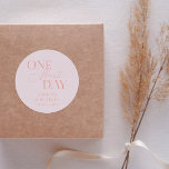 Minimal noch ein Tag Hochzeit Probe rot pink Runder Aufkleber<br><div class="desc">Minimalistisches Hochzeitsessen Probe Gunst-Aufkleber mit Typografie-Text,  der "noch einen Tag" sagt. Der Hintergrund ist rot.</div>