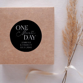 Minimal noch ein Tag Hochzeit Probe Schwarz Runder Aufkleber