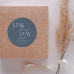 Minimal noch ein Tag Hochzeit Probe Steel Blue Runder Aufkleber<br><div class="desc">Minimalistisches Hochzeitsessen Probe Gunst-Aufkleber mit Typografie-Text,  der "noch einen Tag" sagt. Der Hintergrund ist stahlblau.</div>