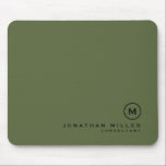 Minimal Olive Classic Monogramm Mousepad<br><div class="desc">Minimalistisches Monogramm-Design mit klassischem Schwarz-Monogramm-Medaillon in einem klassischen Schriftart mit personalisiertem Namen und Titel unten auf einem einfachen olivgrün Hintergrund. Personalisieren Sie Ihre individuelle Verwendung.</div>