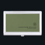 Minimal Olive Classic Monogramm Visitenkarten Dose<br><div class="desc">Minimalistisches Monogramm-Design mit klassischem Monogramm-Monogramm-Medaillon in einem klassischen Schriftart mit personalisiertem Namen und Titel unten auf einem einfachen olivgrünen Hintergrund. Personalisieren Sie Ihre individuelle Verwendung.</div>