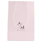 Minimal Pastel Pink Initial & Personalisiert Mittlere Geschenktüte (Rückseite)