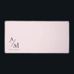 Minimal Pastel Pink Initial & Personalisiert Schreibtischunterlage<br><div class="desc">Erhöhen Sie Ihren Arbeitsbereich mit dieser Minimal Pastel Pink Initial & Personalisiert Desk Mat. Dieses elegante und minimalistisch gestaltete Schreibtischmatte verleiht Ihrem Büro oder Ihrem Zuhause-Arbeitsplatz eine Touch von Eleganz und Personalisierung. Der weiche pastellrosa Hintergrund bietet ein raffiniertes Aussehen, während der personalisierte Anfangs- oder Name ihn einzigartig macht. Diese aus...</div>