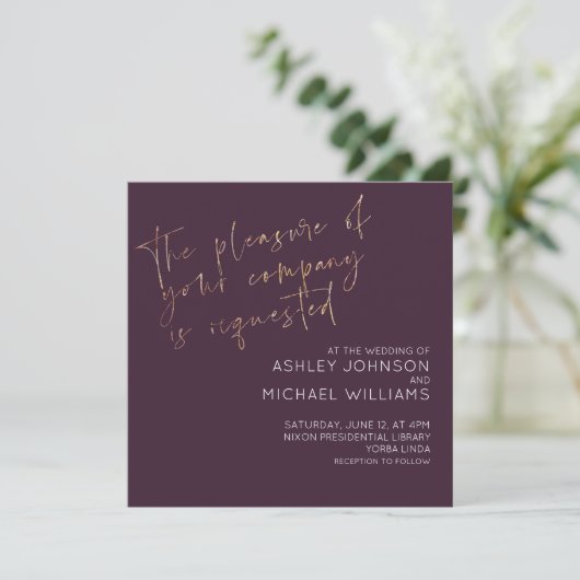 Minimal Plum Gold Script Foto Hochzeit Einladung (Stehend Vorderseite)