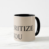 Minimal Priorisieren Sie Zitat beige Tasse (VorderseiteRechts)