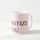 Minimal Priorisieren Sie Zitat Pastellrosa Kaffeetasse (VorderseiteRechts)