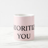 Minimal Priorisieren Sie Zitat Pastellrosa Kaffeetasse (Mittel)