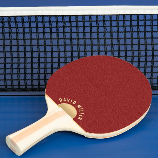 Minimal Red Leather Texture Gold Accent Monogram Tischtennis Schläger (InSitu)