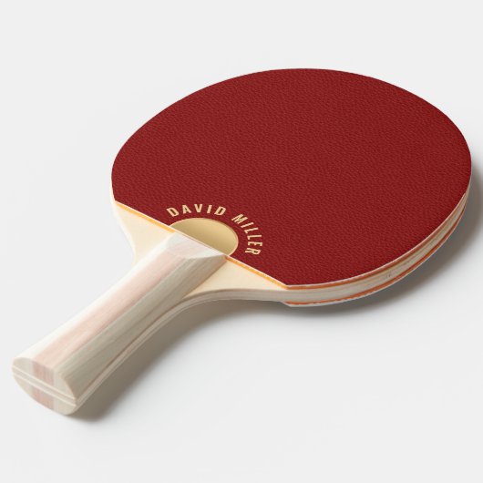 Minimal Red Leather Texture Gold Accent Monogram Tischtennis Schläger (Vorderseite)
