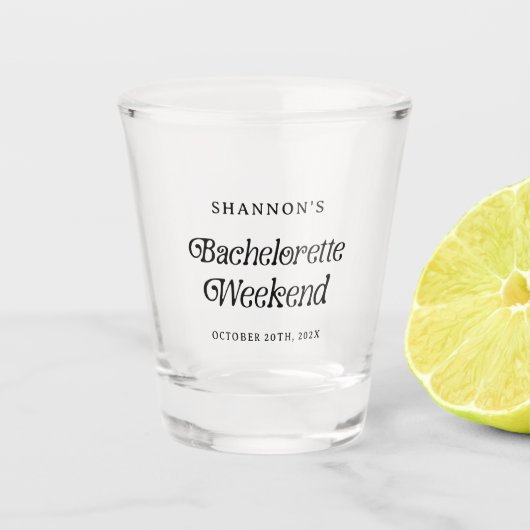 Minimal Retro Schwarz und Weiß Bachelorette Wochen Schnapsglas (Vorderseite)