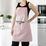 Minimal rosa Modernes Typografisches Monogramm Schürze<br><div class="desc">Mit der Minimal Pink Modern Typografic Monogram Schürze verbessern Sie Ihre Kocherfahrung. Diese elegante Schürze ist in sanften Rosatönen gehalten und mit einem zeitgenössischen typografischen Monogramm versehen, das eine personalisierte Touch Ihrer Küchenkleider bietet. Aus hochwertigem, langlebigem Material gefertigt, bietet es eine hervorragende Abdeckung und Schutz beim Kochen oder Backen. Der...</div>