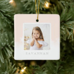 Minimal Rosa Ombre & Snowflake zwei Fotos Keramikornament<br><div class="desc">Dekorieren Sie Ihren Weihnachtsbaum mit unserem speziellen Keepsake minimalistisch rot rosa ombre & Schneeflocke zwei Foto Keramik Ornamente. Das Design zeichnet sich durch ein gepflegtes und modernes Foto-Design auf beiden Seiten aus,  mit blass-rot-rosa Orange und fallendem Snowflake-Design. Personalisieren Sie die Vorder- und Rückseite mit Ihren speziellen Fotos und Namen.</div>