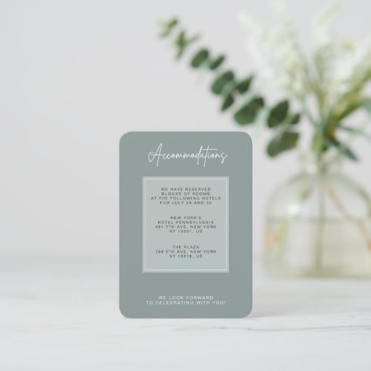 Minimal Sage Green Wedding Accommodation Begleitkarte (Stehend Vorderseite)