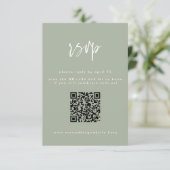 Minimal-Sage Grünes Skript Hochzeit QR-Code RSVP Karte (Stehend Vorderseite)