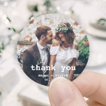 Minimal Schreibmaschine Simple Foto Wedding Vielen Runder Aufkleber<br><div class="desc">Fügen Sie eine elegante personalisierte Touch zu Hochzeit Dankeschön-Karten und Empfang-Gastgeschenke mit maßgeschneiderten Foto rund Aufkleber / Umschlag Aufkleber. Das Bild und alle Formulierungen auf dieser Vorlage sind einfach zu personalisieren. "Vielen Dank" kann in Liebe & Dank geändert werden, willkommen, die Initialen des Paares, andere Texte, oder es kann ganz...</div>