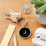 Minimal Schwarz Classic Monogram Round Schlüsselanhänger<br><div class="desc">Minimal mit Monogramm runder Schlüsselanhänger mit schwarzem Hintergrund mit Ihren Initialen und Namen in weißer Typografie für einen beruflichen Look.</div>