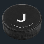 Minimal Schwarz Classic Monogramm Eishockey Puck<br><div class="desc">Minimal mit Monogramm Design mit schwarzem Hintergrund mit Ihren Initialen und Namen in weißer Typografie.</div>