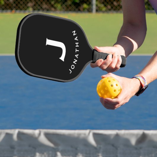 Minimal Schwarz Classic Monogramm Pickleball Schläger (InSitu)