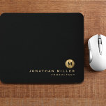 Minimal Schwarz Gold gebürstetes Metal Monogramm Mousepad<br><div class="desc">Minimalistisches Monogramm-Design mit goldgebürstetem Gold in Monogramm; männliche klassische Blocktypopografie mit personalisiertem Namen und Titel unten auf einem einfachen schwarzen Hintergrund. Personalisieren Sie Ihre individuelle Verwendung.</div>