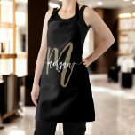 Minimal Schwarz Gold Modernes Typografisches Monog Schürze<br><div class="desc">Mit der Minimal Black and Gold Modern Typographic Monogram Schürze stilvoll kochen. Diese Schürze mit einem eleganten Schwarz-Design und einem feinen goldenen typografischen Monogramm verbindet moderne Eleganz mit Praxisnähe. Es ist perfekt zum Kochen, Backen oder Grillen geeignet und bietet eine umfassende Versorgung und Komfort während der Küchenarbeit. Das personalisierte Monogramm...</div>