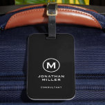Minimal Schwarz Modernes Typografisches Monogramm Gepäckanhänger<br><div class="desc">Ein minimalistisches vertikales Design im modernen Stil mit einem Schwarz-Weiß-Monogramm-Emblem mit großen typografischen Initial-Monogramm auf einem reichen schwarzen Hintergrund. Der Text kann einfach mit den angegebenen Feldern angepasst werden.</div>