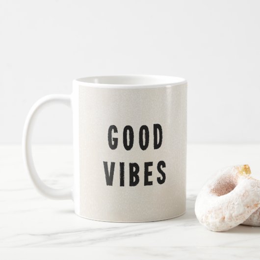 Minimal Schwarz + Off-White Good Vibes Typografie Kaffeetasse (Mit Donut)