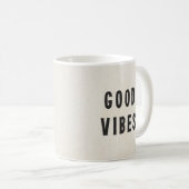 Minimal Schwarz + Off-White Good Vibes Typografie Kaffeetasse (VorderseiteRechts)