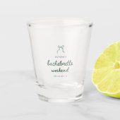 Minimal Script Coquette Bow Bachelorette Favors Schnapsglas (Vorderseite)