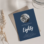 Minimal Script Foto 80th Birthday Party Navy Einladung<br><div class="desc">Ein elegantes Party Einladung-Design "80. Geburtstag" mit personalisiertem Foto,  moderner Typografie und Sondertext.</div>