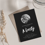 Minimal Script Foto 90th Birthday Party Black Einladung<br><div class="desc">Ein elegantes Design der "90. Geburtstag"-Party Einladung mit personalisiertem Foto,  moderner Typografie und individuellem Text.</div>