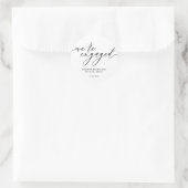 Minimal Script Girly We are engaged Runder Aufkleber (Tasche)