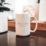 Minimal Script Mr. und Mrs. Couple Tasse Gift<br><div class="desc">Diese Tasse ist das ideale Geschenk für Neuvermählte. Personalisieren Sie mit Namen,  einem besonderen Datum,  Farbpräferenzen und mehr!</div>