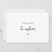 Minimal Script "One More to Adore" Baby Pregnancy Ankündigung (Vorderseite)