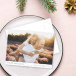 Minimal Simple Elegante Weihnachten Couple Foto<br><div class="desc">Ein stilvolles Foto Postcard mit klassischer Typografie "Happy Holidays" in Schwarz auf einem schlichten, minimalistisch weißen Hintergrund. Foto, Name und Gruß lassen sich einfach für eine persönliche Touch anpassen. Ein einfaches, minimalistisches und zeitgenössisches Weihnachtsdesign, das sich in dieser Urlaubssaison auszeichnet! Das abgebildete Bild dient nur zur Veranschaulichung, um durch Ihr...</div>