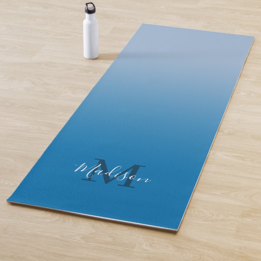 Minimal Sky Blue Gradient Monogram Script Name Yogamatte (Beispiel)