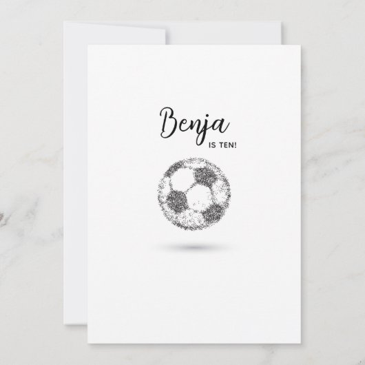 Minimal Soccer Geburtstag Moderne Einladung (Rückseite)