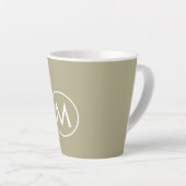 Minimal Stylish Sage Green Monogram Milchtasse (Rechte Ecke)