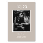 Minimal Taupe Calligraphy Script Foto Hochzeit Tischnummer (Rückseite)