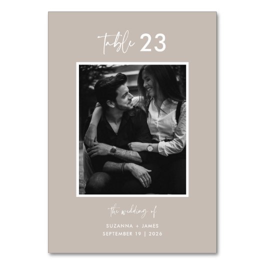 Minimal Taupe Calligraphy Script Foto Hochzeit Tischnummer (Vorderseite)