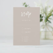Minimal Taupe White Handgeschriebene SkriptWedding RSVP Karte (Stehend Vorderseite)
