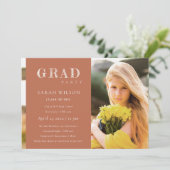 Minimal Terracotta Sauberes Foto Graduation Party Einladung (Stehend Vorderseite)