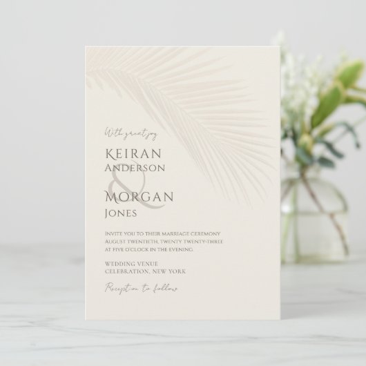 Minimal Tropical Palm Leaf Boho Beach Wedding Einladung (Stehend Vorderseite)