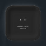 Minimal und Chic Black | Hochzeit Pappteller<br><div class="desc">Diese eleganten,  modernen Hochzeitszettel- oder Brautparty-Teller zeichnen sich durch ein schlichtes Schwarz-Weiß-Design aus,  das minimalistisch wirkt. Fügen Sie Ihre Initialen oder Monogramme hinzu,  um sie komplett zu Ihrem eigenen zu machen.</div>